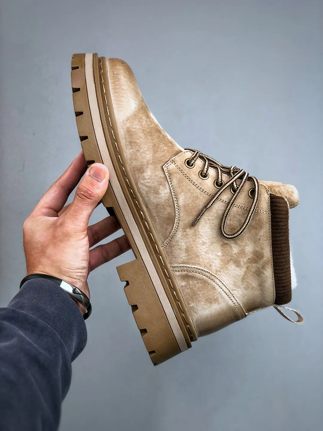 Local 💰560 supports store opening. New goods 🚀 #Timberland Timberland/Timberland classic outdoor casual rhubarb boots series. Guangdong factory quality. Original box and original packaging. The fabric is made of Italian 🇮🇹 top-grade frosted fine-grained cowhide. It is paired with anti-odor and anti-corrosion genuine leather latex insoles to give you a perfect wearing experience. High-quality and durable. A must-have for sportsmen. Specially designed to treat those who are not handsome. High-quality and first-class foot feel. Size: 38-44 (leather shoe size)